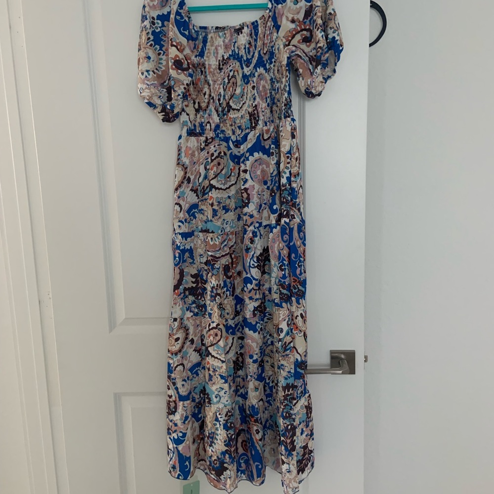 Long print dress with elastic bodice and cap elastic sleeve.